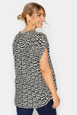 M&Co White Geometric Print Short Sleeve Shirt 9 M&Co White Geometric Print Short Sleeve Shirt -M&Co Sales Store dfa94261 f2d2 42 550144 C scaled